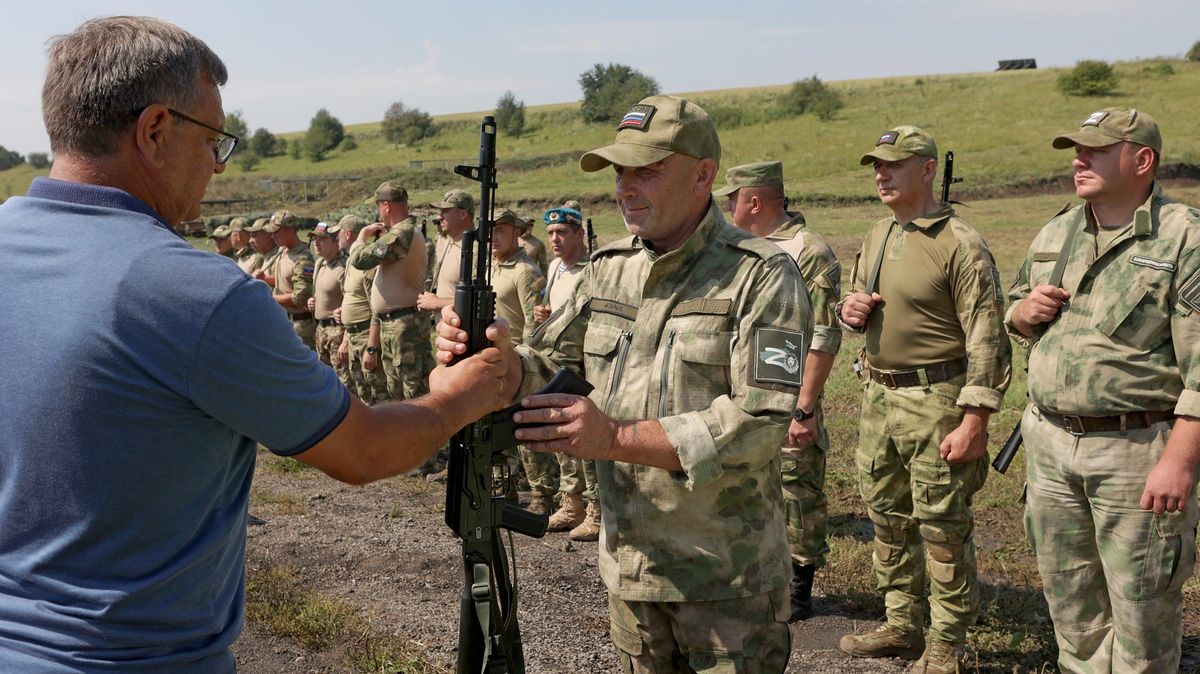 Rusko vyzbrojuje dobrovolníky u hranic s Ukrajinou